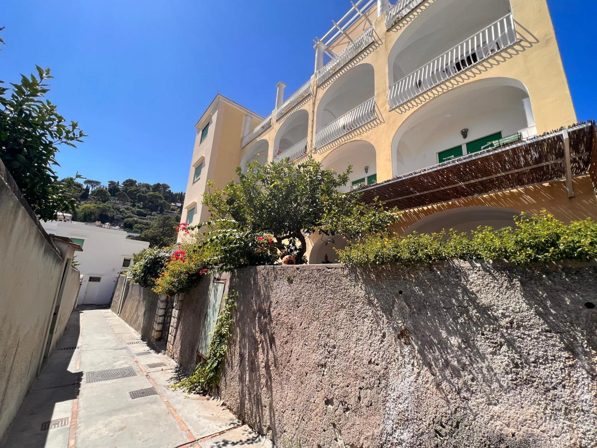 Suite Apartment Capri Con Jacuzzi In Piazzetta Luaran gambar